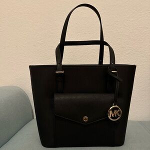 Michael Kors Black Tote Bag Sleek Design
